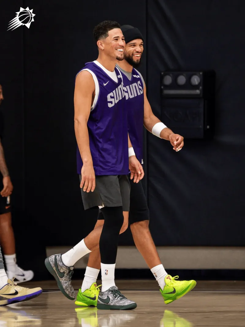 海星体育官网-这款怎么样？布克在训练中上脚灰碎叶迷彩配色BOOK1