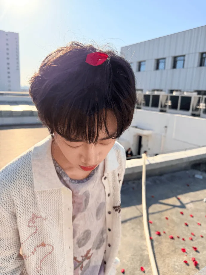 JDG发布清融拍摄花絮：结束后主动和大家一起捡花瓣清理现场